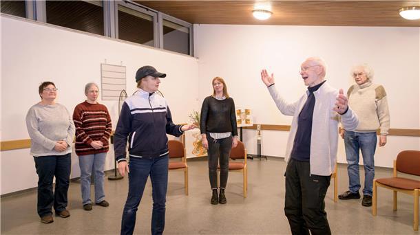 "Wir sind nicht in einer Klinik, wir sind alle im Koma im Hotel zu den zwei Welten": Was die neue Surheider Amateurtheatergruppe im Gemeindehaus der Auferstehungskirche zurzeit probt und im Kollektiv selbst inszeniert, ist die mutige Auseinandersetzung eines französischen Autors mit dem Thema Lebenssinn und Lebensabschied.