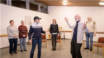 "Wir sind nicht in einer Klinik, wir sind alle im Koma im Hotel zu den zwei Welten": Was die neue Surheider Amateurtheatergruppe im Gemeindehaus der Auferstehungskirche zurzeit probt und im Kollektiv selbst inszeniert, ist die mutige Auseinandersetzung eines französischen Autors mit dem Thema Lebenssinn und Lebensabschied.