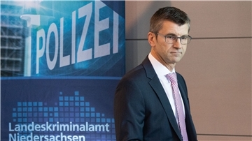 „Wir sind sehr zufrieden, auch wenn wir wussten, dass wir uns auf einen langen Weg machen“, sagt LKA-Präsident Friedo de Vries über den Einsatz von Künstlicher Intelligenz zur Bekämpfung von Kinderpornografie im Netz.