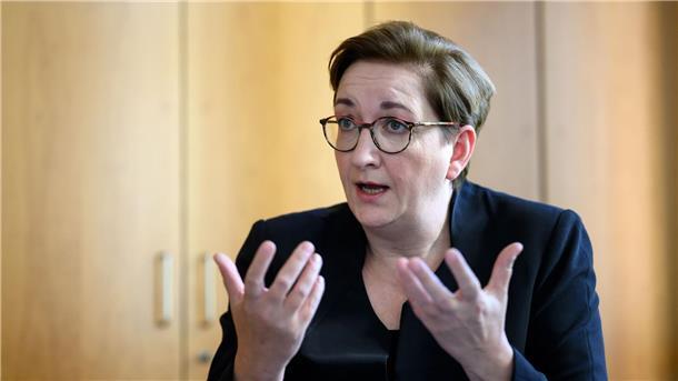 Bauministerin für Kurswechsel bei Energiesparvorschriften „Wir sollten ein einfaches System entwickeln, das energieeffizientes Bauen, die Nutzung umweltgerechter und recycelter Baumaterialien und flächensparendes Bauen fördert“: Bundesbauministerin Klara Geywitz.