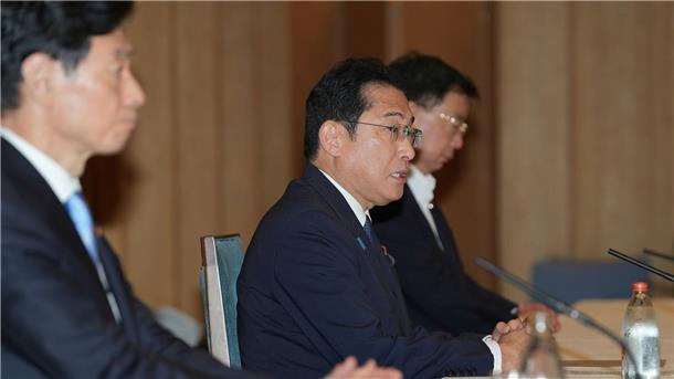 Japans Premier: Tragen Verantwortung für Fukushima-Wasser „Wir versprechen, dass der Staat bis zum Abschluss die volle Verantwortung übernimmt“: Japans Premierminister Fumio Kishida (M).