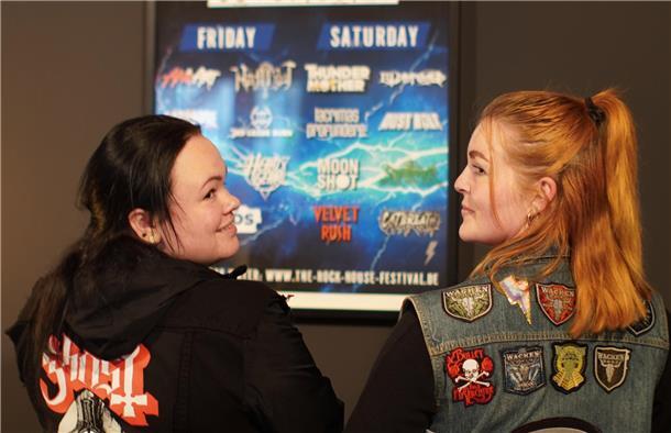 Deichkutten-Podcast #10 - Live vom Rockhouse Festival: Dein Festival, dein Zuhause Zwei Frauen posieren vor einem Poster