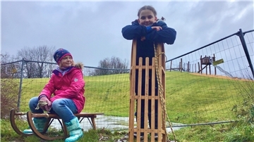 „Wir wollen da drauf!“ Wann wird das neue „Kinderland“ in Leherheide endlich freigegeben? Denn die Hügellandschaft ist speziell zum Rodeln im Winter angelegt worden. Nun ist Winter – und Alina (8, links) und Eliza (11) Mesaros aus Leherheide warten sehnsüchtig erstens auf Schnee, zweitens aufs Runterschlittern.