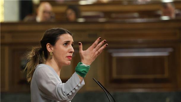 Spanien: Regierungskrise wegen Sexualstrafrecht eskaliert „Wir wollen keine Rückkehr zu einem patriarchalischen System, in dem man als Opfer gefragt wurde, ob man die Beine richtig geschlossen hatte“: Gleichstellungsministerin Irene Montero von Unidas Podemos.