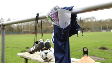 Geld steckt in einer Trainingshose