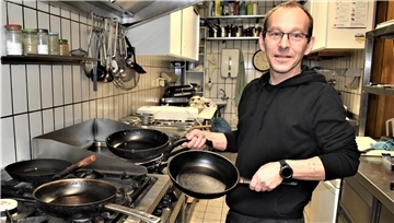 Wird am Herd die Pfannen schwingen: Andreas Lebioda, neuer Pächter des Schlemmer Ca Ré im Ortskern von Bad Bederkesa, hat sich einiges vorgenommen, um die Gäste zu verwöhnen. Vor dem offiziellen Start ist - auch in der Küche - noch eine Menge zu tun.