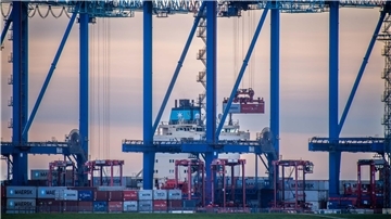 Stelzenbeine der Containerbrücken mit 