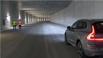 Zwei Personen gehen durch den Tunnel