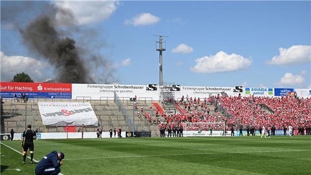 Wird der Sportpark Unterhaching die neue Heimat der Bayern-Fußballerinnen? (Archivbild)