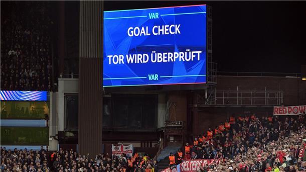 Perfekt: Schiedsrichter erklären Videobeweis per Durchsage Wird künftig auch vom Schiedsrichter erklärt: Ein Videobeweis beim Champions-League-Spiel Aston Villa gegen Bayern München.