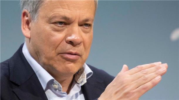 Wird seinen bis Ende 2025 laufenden Vertrag nicht verlängern: Commerzbank-Chef Manfred Knof. (Archivbild)