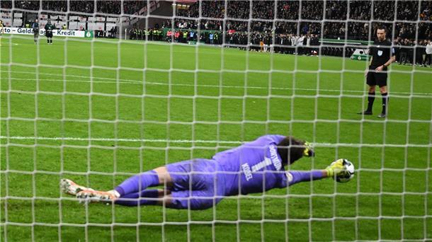 BVB gewinnt Krimi in Frankfurt - Wolfsburg und Augsburg raus Wird zum Helden: Gregor Kobel im BVB-Tor