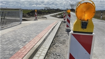 Wird zwar bereits benutzt, ist formal aber noch eine Baustelle, auf der die Baufirma die Verkehrssicherungspflicht hat: der neue Radweg zwischen Langwarden und Brückenhof, um den es so viel Ärger gibt.
