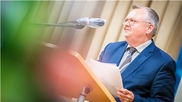 Wirkt zufrieden: Bürgermeister Torsten Neuhoff ist neuer CDU-Kreisvorsitzender in Bremerhaven.