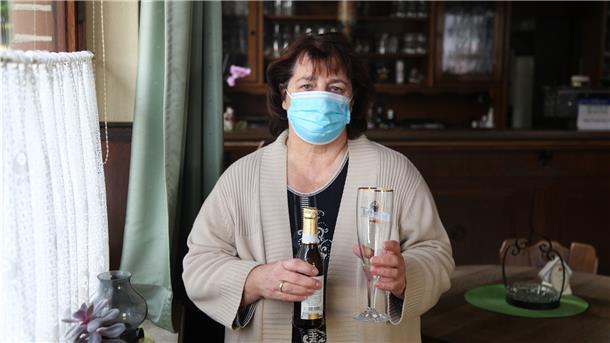 Wirtin Rita Gerken sieht die Sperrstunde vergleichsweise gelassen. Andere Gastronomen kritisieren die Regelung scharf.
