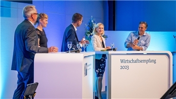 Wirtschaftsempfang der IHK für Bremen und Bremerhaven (Handelskammer Bremen) im Fischbahnhof. Frank Kirchner, Jutta Günther, Christoph Linne, Vanessa Just und Eduard Dubbers-Albrecht (von rechts) im Gespräch über Chancen und Risiken der KI.