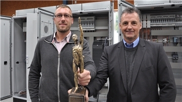 Wirtschaftsingenieur Marcus Müller und Geschäftsführer Peter Dindas zeigen stolz den „Wirtschaftsoskar“, der der Firma Elektrotechnik Janssen verliehen worden ist.