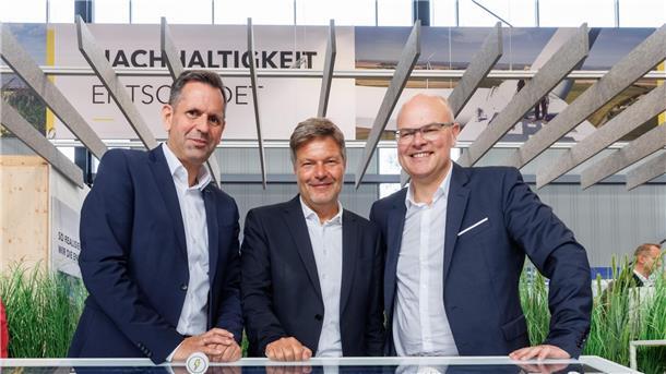 Habeck eröffnet Husum Wind: Aufbruchstimmung in der Branche Wirtschaftsminister Olaf Lies, Bundeswirtschaftsminister Robert Habeck und Energiewendeminister Tobias Goldschmidt.