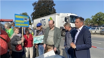 Wirtschaftsminister Olaf Lies (rechts) und Umweltminister Christian Meyer (Dritter von rechts) machten vor dem Weserdialog in Brake einen Abstecher zu der Gruppe der gegen die Weservertiefung Demonstrierenden und tauschten mit ihnen Argumente aus. 