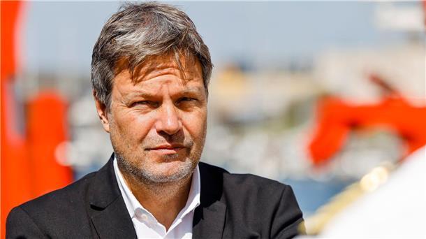 Habeck kündigt Pläne für Wasserstoffnetz noch vor Ferien an Wirtschaftsminister Robert Habeck bei einem Besuch in Kiel.