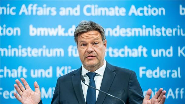 Unternehmen winkt neue Klimaschutz-Milliardenförderung Wirtschaftsminister Robert Habeck erläutert die Förderprogramme für Klimaschutzverträge.