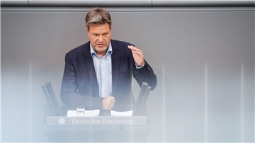 Wirtschaftsminister Robert Habeck (Grüne) spricht während einer Sitzung des Deutschen Bundestags.