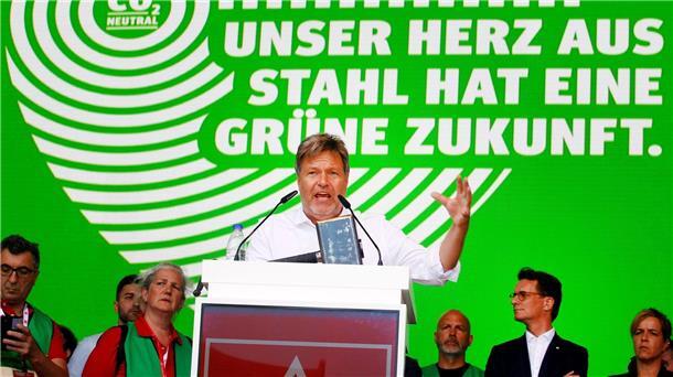 Thyssen Krupp will bald „grünen Stahl“ produzieren Wirtschaftsminister Robert Habeck spricht auf einer Großdemonstration zu den Stahlarbeitern bei Thyssenkrupp in Duisburg.