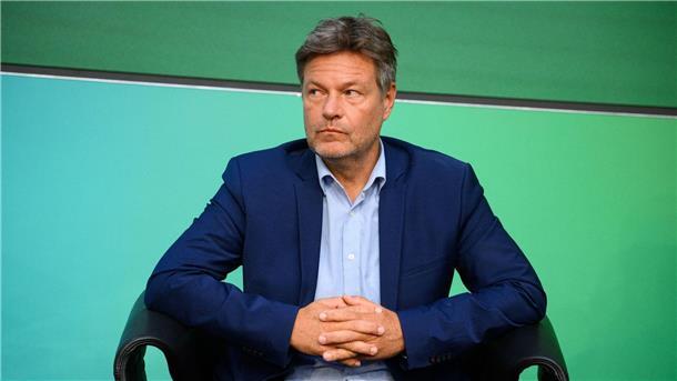 „Wir verlieren Unternehmen“: Sorgen in der Industrie wachsen Wirtschaftsminister Robert Habeck spricht sich für einen temporär begrenzten und staatlich subventionierten „Brückenstrompreis“ für energieintensive Unternehmen aus. In der Koalition ist das umstritten.