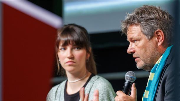 Krieg und Klima: Ein ungewöhnlicher Kirchentag Wirtschaftsminister Robert Habeck und die Sprecherin der Letzten Generation, Carla Hinrichs, nehmen gemeinsam an einer Podiumsdikussion teil.