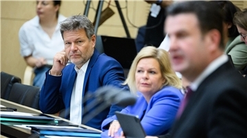 Wirtschaftsminister Robert Habeck und Innenministerin Nancy Faeser verfolgen im Bundesrat die Rede von Arbeitsminister Hubertus Heil (v.l.n.r.).