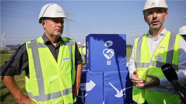 Westküstenleitung und Suedlink sollen Energiewende antreiben Wirtschaftsminister Robert Habeck und Tennet-Geschäftsführer Tim Meyerjürgens im Umspannwerk Heide/West.