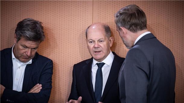 Wirtschaftsminister Robert Habeck (v.l.), Bundeskanzler Olaf Scholz und Finanzminister Christian Lindner bei einer Kabinettssitzung im Kanzleramt.