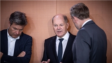 Wirtschaftsminister Robert Habeck (v.l.), Bundeskanzler Olaf Scholz und Finanzminister Christian Lindner bei einer Kabinettssitzung im Kanzleramt.
