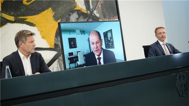 „Abwehrschirm“: 200 Milliarden Euro gegen die Energiekrise Wirtschaftsminister Robert Habeck (v.l.), Kanzler Olaf Scholz und Finanzminister Christian Lindner stellen die Pläne der Bundesregierung zur Energieversorgung und Preisbegrenzung für Gas vor.
