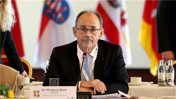 Küstenländer wollen im Verkehr Prioritäten setzen Wirtschaftsminister Wolfgang Blank sieht die Bedeutung der norddeutschen Häfen künftig wachsen. (Archivbild)