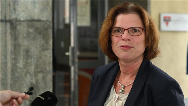 Wirtschaftssenatorin Kristina Vogt (Linke) setzt auf einen Käufer für die Lloyd Werft, der in der Region verwurzelt ist und den Betrieb und die Arbeitsplätze sichern will.