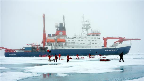 Wissenschaftler betreten eine Eisscholle in der Eisrandzone nördlich von Spitzbergen.