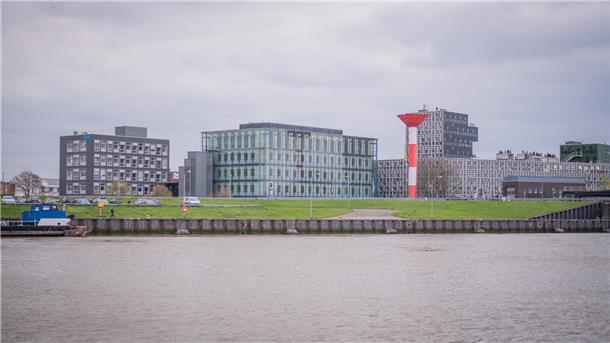Hafenblick auf die Gebäude des Alfred-Wegener-Instituts.