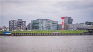 Hafenblick auf die Gebäude des Alfred-Wegener-Instituts.