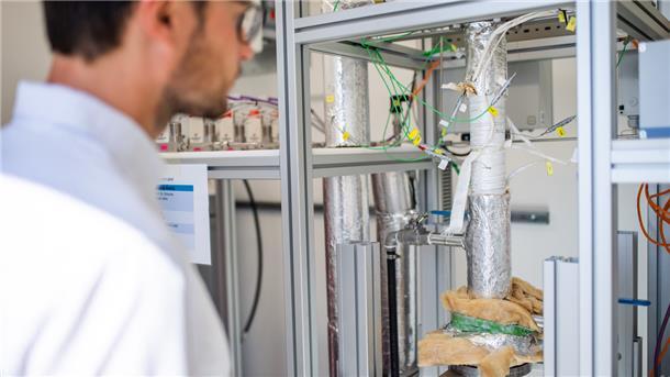 Wissenschaftler Fabian Klein vor dem Reaktor, mit dem synthetisches Gas gewonnen wird. Im nächsten Schritt soll die Produktionsanlage größer werden.