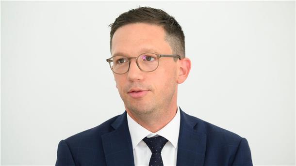 Landesregierung finanziert mehr Sprachkurse für Geflüchtete Wissenschaftsminister Falko Mohrs spricht bei einer Pressekonferenz in Hannover.