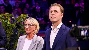 Witwe Heidi Beckenbauer und Sohn Joel sorgten für einen emotionalen Moment in der Halle.
