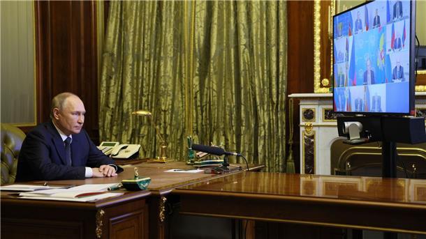 Raketenangriffe: Putin droht mit noch härterem Vorgehen Wladimir Putin leitet eine Sitzung des Sicherheitsrates per Videokonferenz in St. Petersburg.