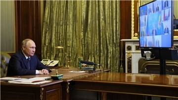 Wladimir Putin leitet eine Sitzung des Sicherheitsrates per Videokonferenz in St. Petersburg.