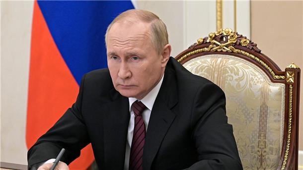 Wladimir Putin leitet eine Sitzung per Videokonferenz in Moskau.