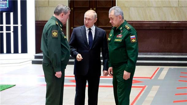 Wladimir Putin (M), Präsident von Russland, im Gespräch mit Waleri Gerassimow (l) Generalstabschef, und Sergej Schoigu, Verteidigungsminister von Russland, nach einem Treffen mit hochrangigen Militäroffizieren.