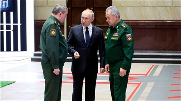 Wladimir Putin (M), Präsident von Russland, im Gespräch mit Waleri Gerassimow (l) Generalstabschef, und Sergej Schoigu, Verteidigungsminister von Russland, nach einem Treffen mit hochrangigen Militäroffizieren.