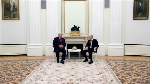 Wladimir Putin (r) und Alexander Lukaschenko im Kreml.