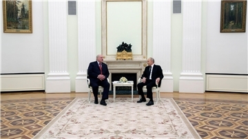 Wladimir Putin (r) und Alexander Lukaschenko im Kreml.