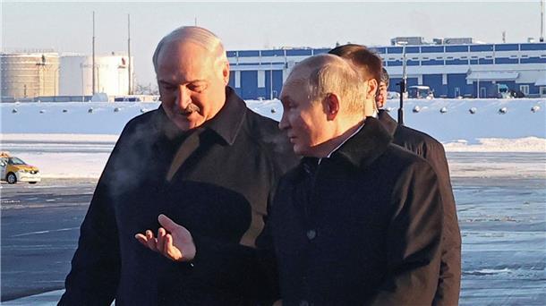 Lukaschenko empfängt Putin in Minsk mit rotem Teppich Wladimir Putin (r) wird bei seiner Ankunft auf dem Flughafen von Minsk von Alexander Lukaschenko empfangen.